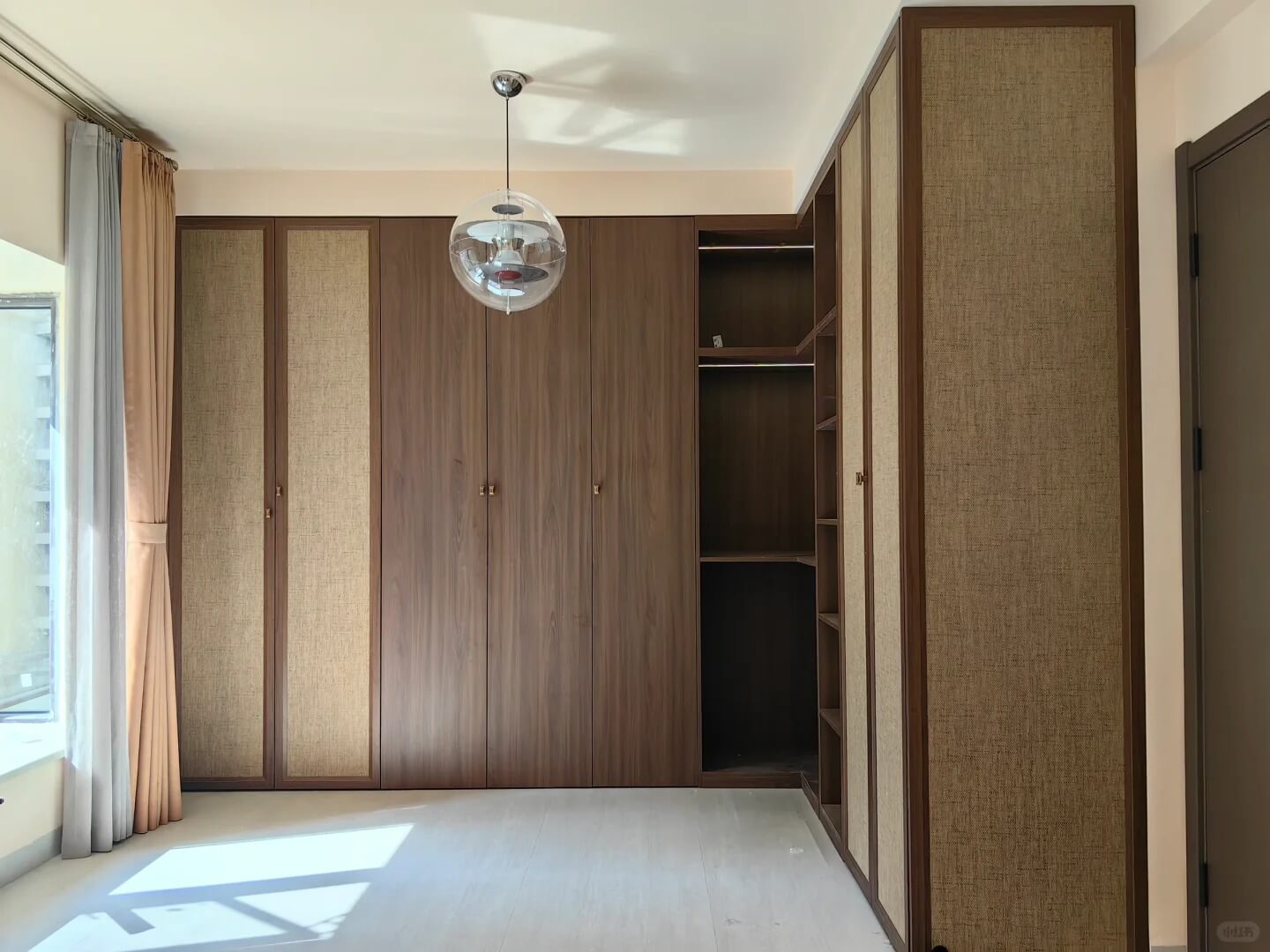 Cánh tủ quần áo dán nẹp vải linen panel mang lại vẻ đẹp hiện đại và tinh tế.